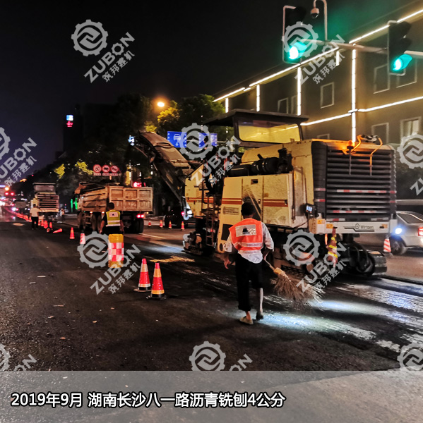 2019年9月湖南長沙市政道路八一路進行瀝青銑刨